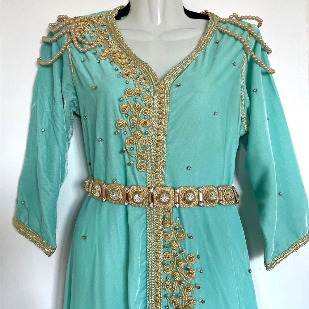 Light blue velvet kaftan with gold embroidery - Picture 3 of 8